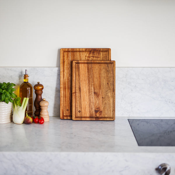 Houten Snijplankenset Acacia – 2 Planken rechtop in keukensetting met basilicum en olijfolie